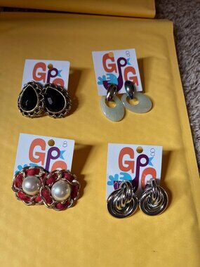 4 pairs of pierced earrings retro style
